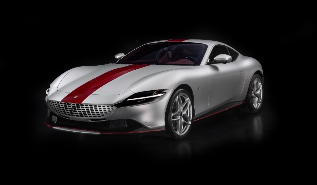 Серебристый Ferrari Roma 30th Anniversary 2023 года на черном фоне