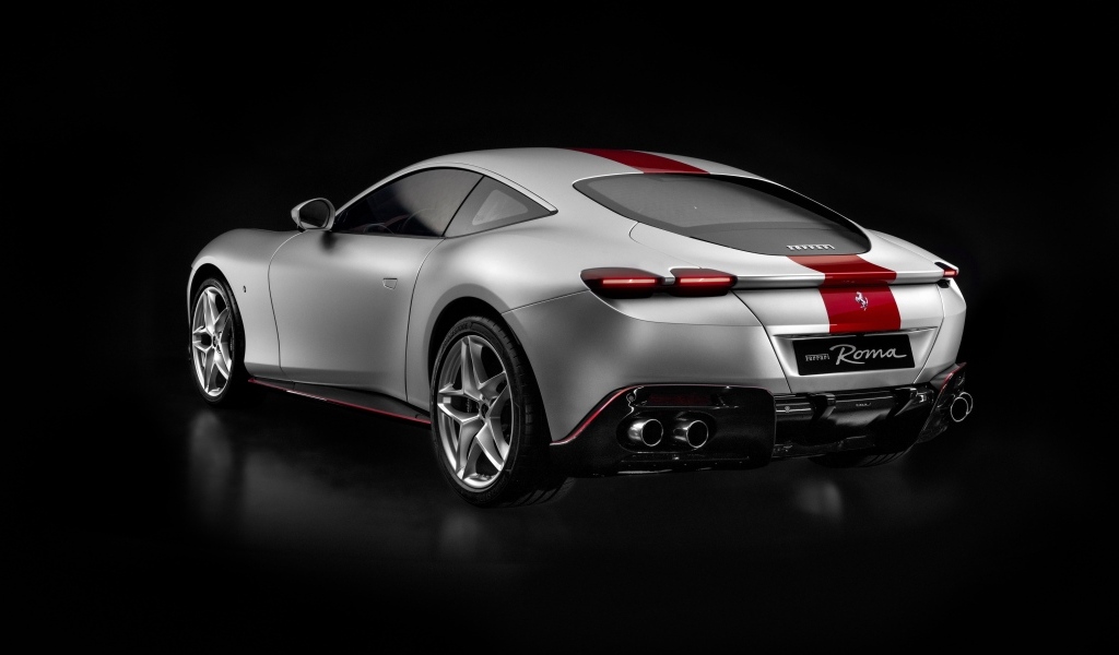 Серебристый Ferrari Roma 30th Anniversary 2023 вид сзади
