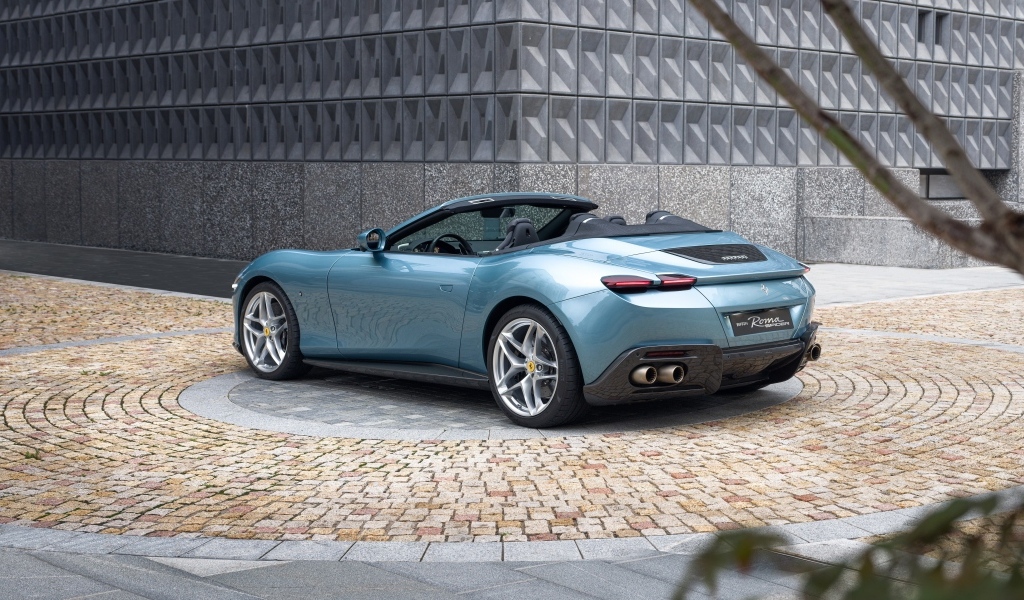 Серебристый автомобиль Ferrari Roma Spider 2023  года