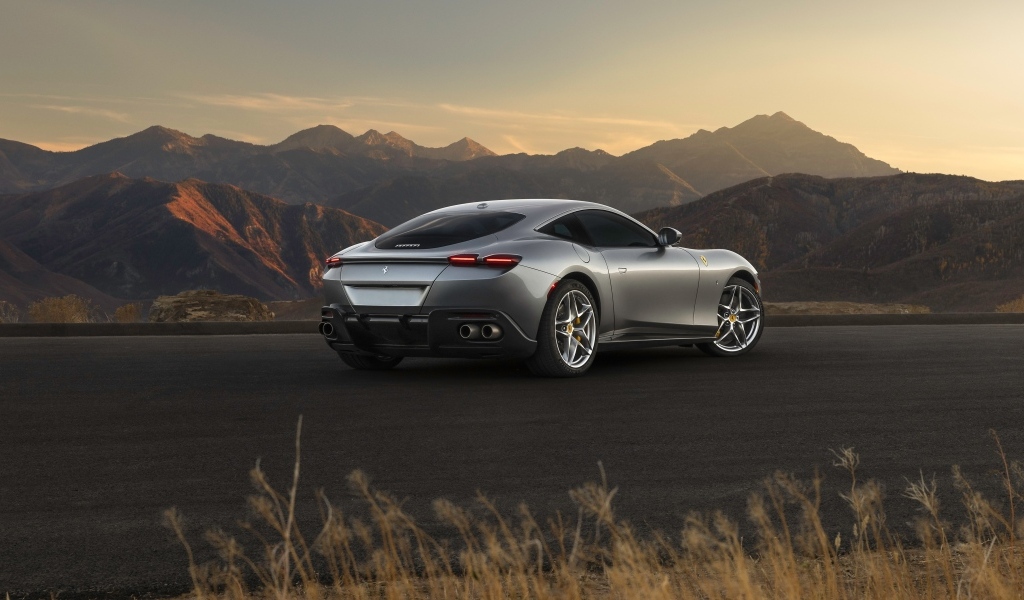 Серебристый автомобиль Ferrari Roma вид сзади