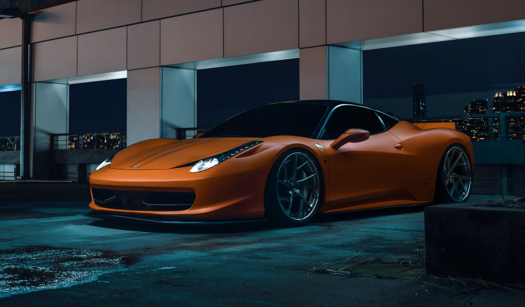 Спорткар Ferrari 458  на  парковке