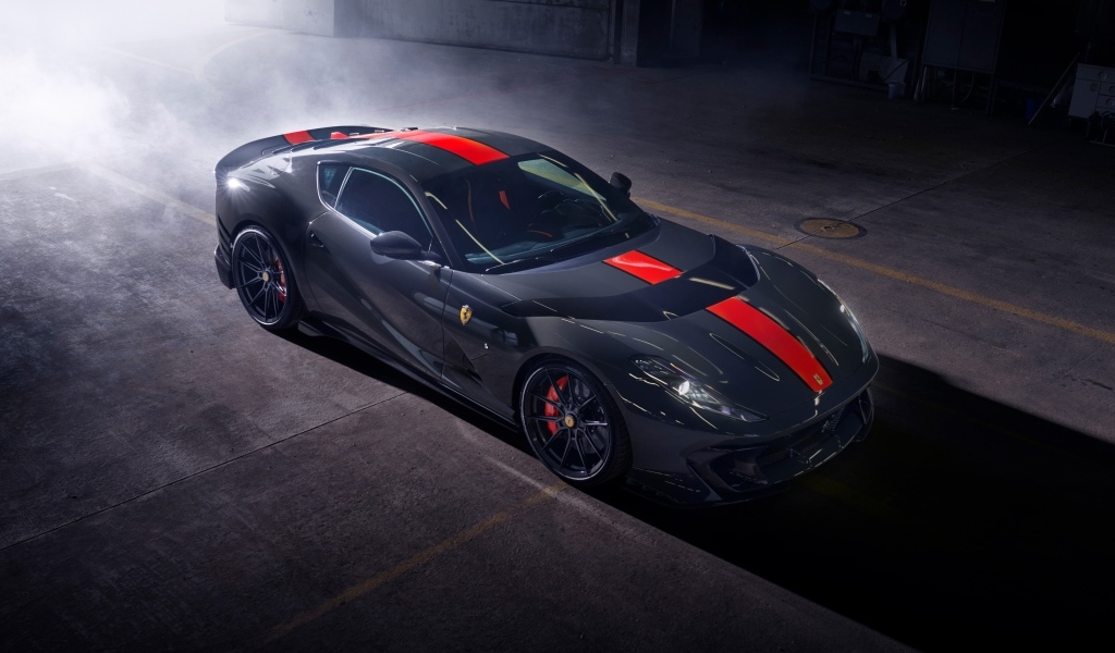 Вид сверху на автомобиль Ferrari 812 на стоянке