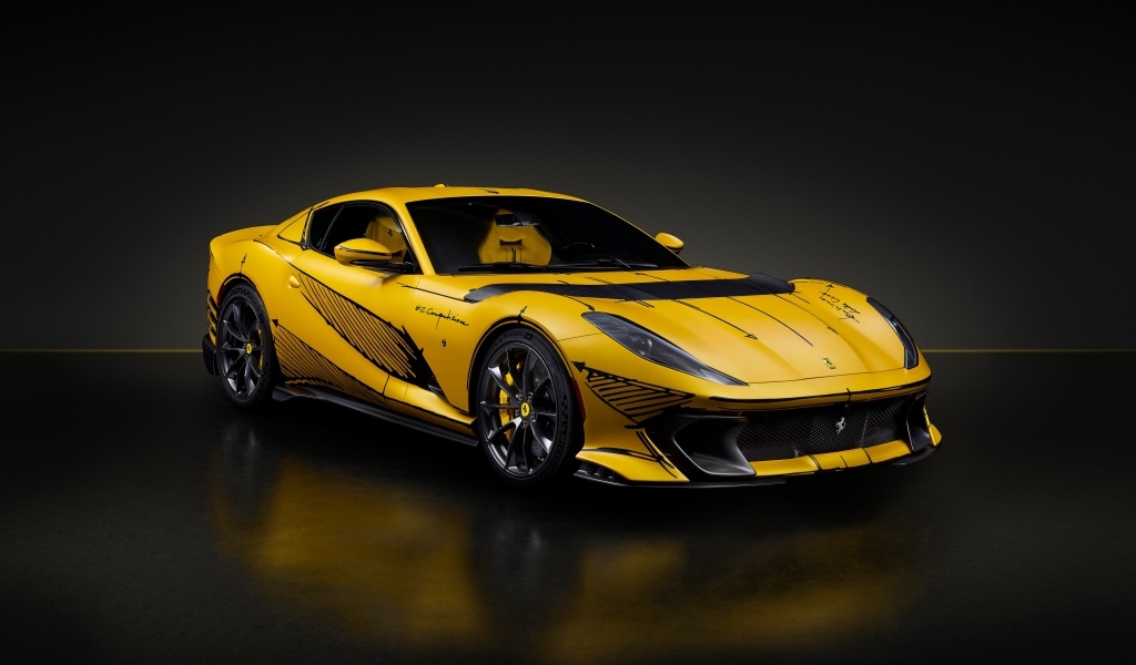 Желтый спортивный автомобиль Ferrari 812