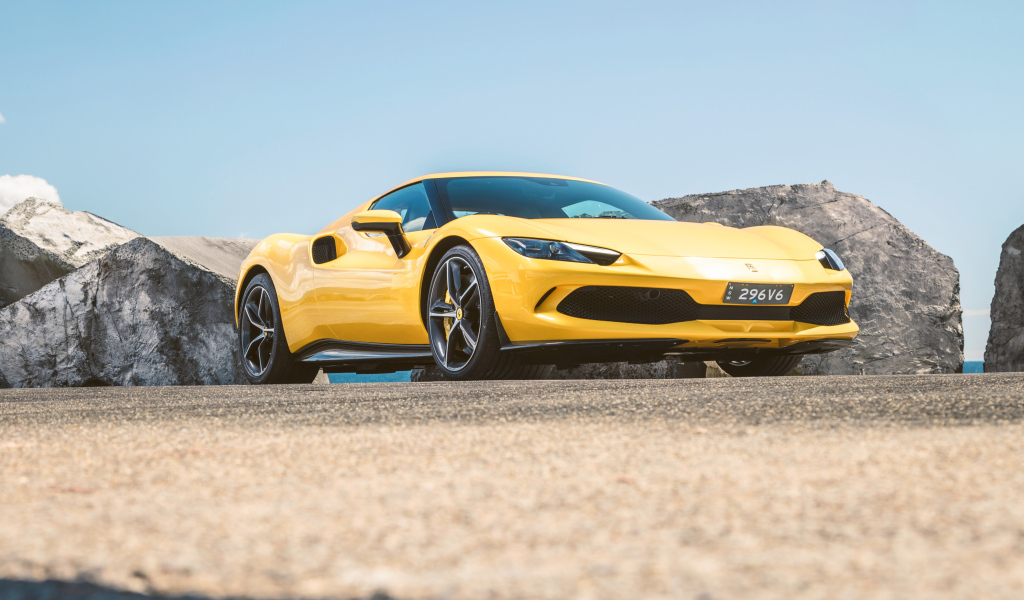 Желтый автомобиль Ferrari 296 GTB