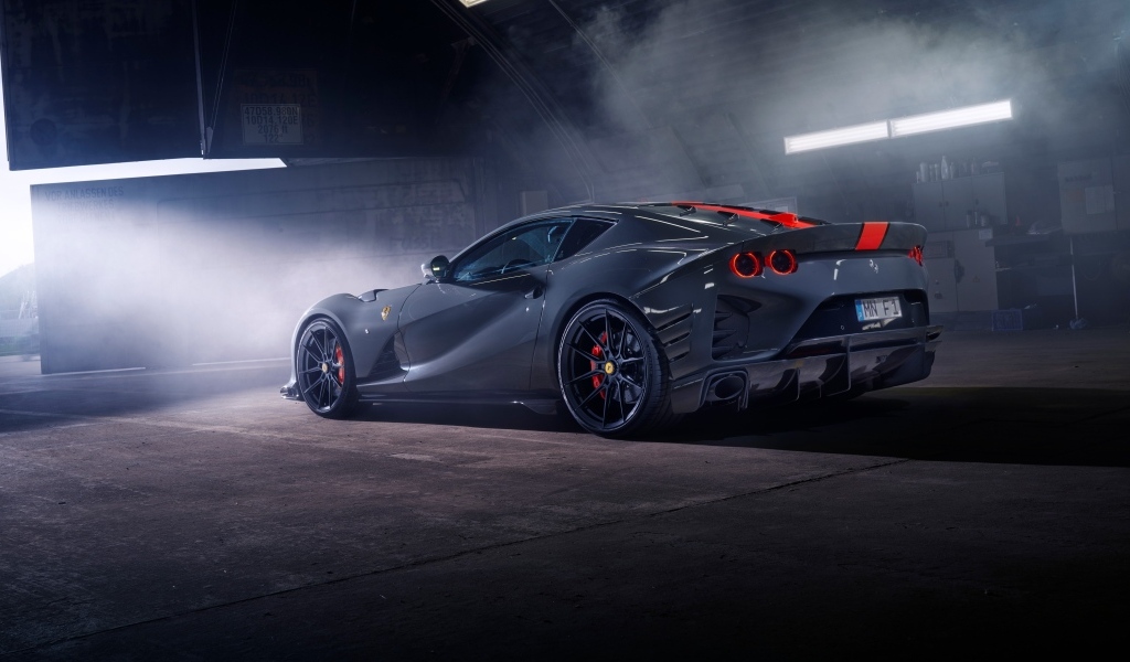 Серебристый спортивный автомобиль Ferrari 812 вид сзади