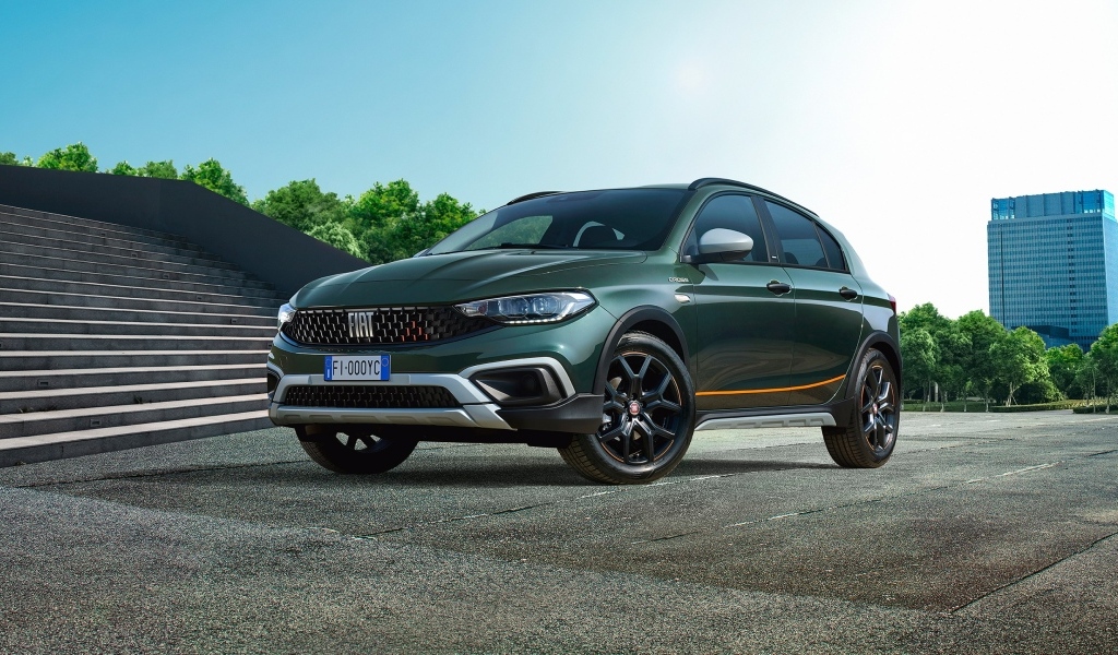 Автомобиль Fiat Tipo Cross Garmin Hybrid
