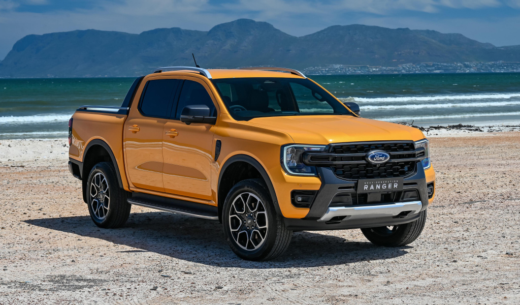 Большой пикап Ford Ranger Wildtrak 2022 года у моря