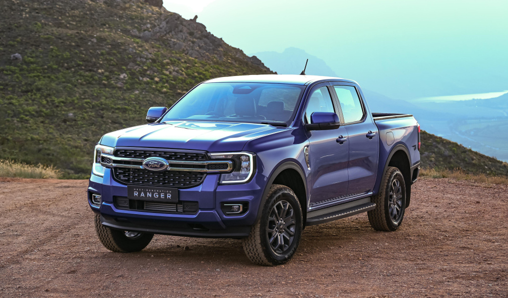 Большой синий пикап Ford Ranger XLT Double Cab 2022