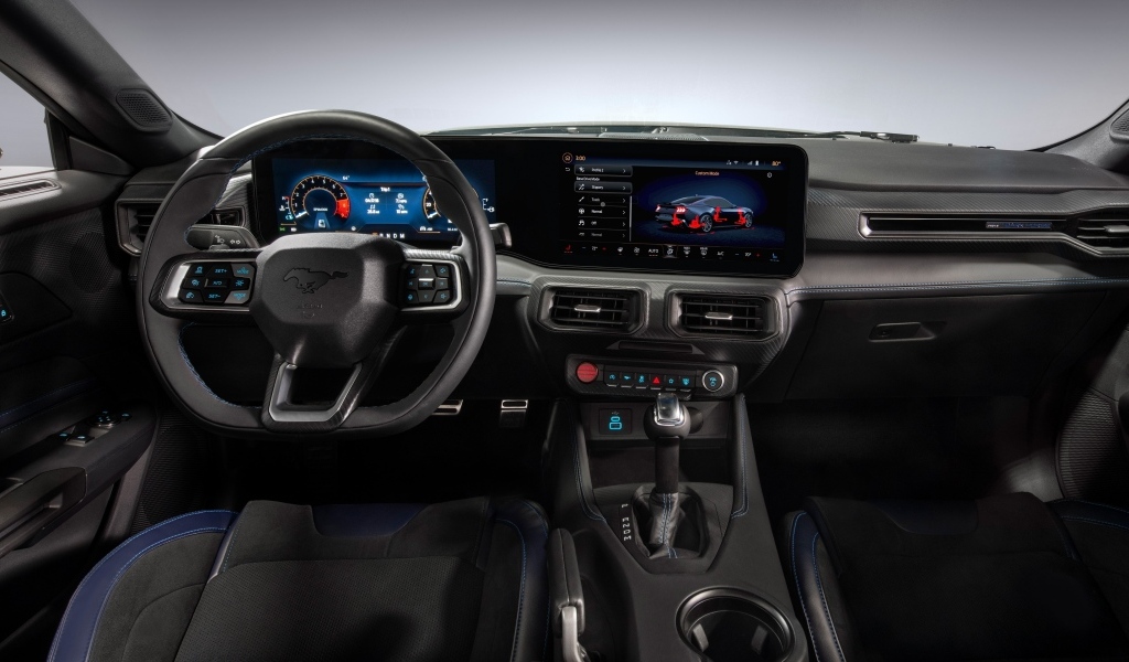 Черный кожаный салон автомобиля Ford Mustang Dark Horse 2024 года