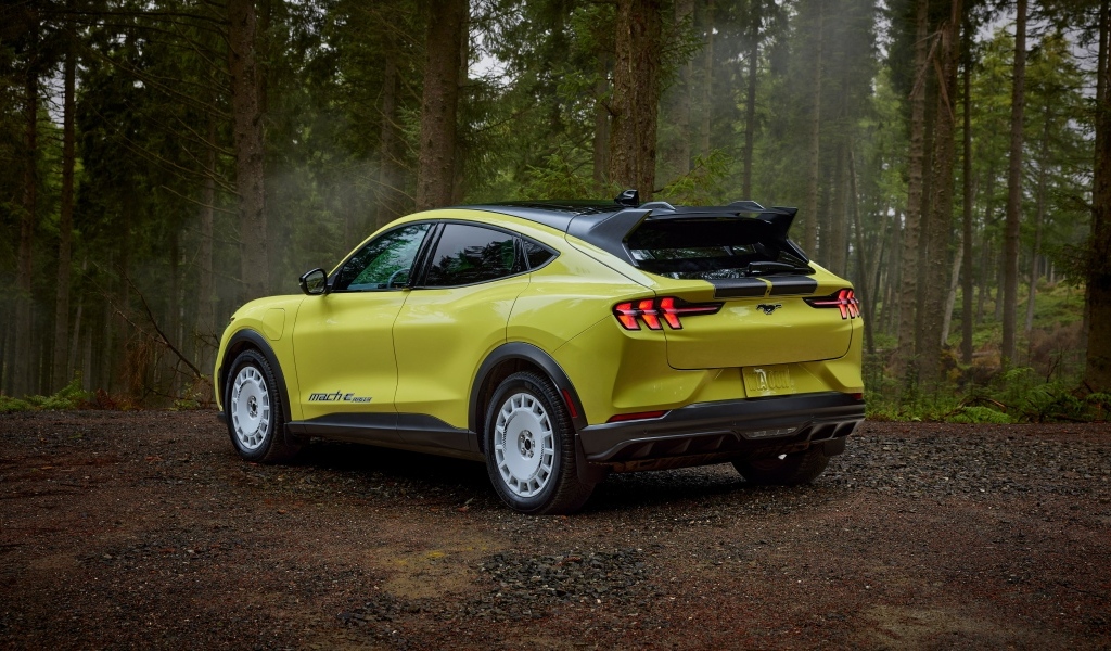 Автомобиль Ford Mustang Mach-E Rally 2024  года вид сзади