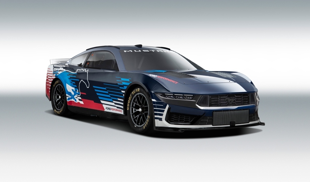 Автомобиль Ford Mustang NASCAR 2024 года на сером фоне