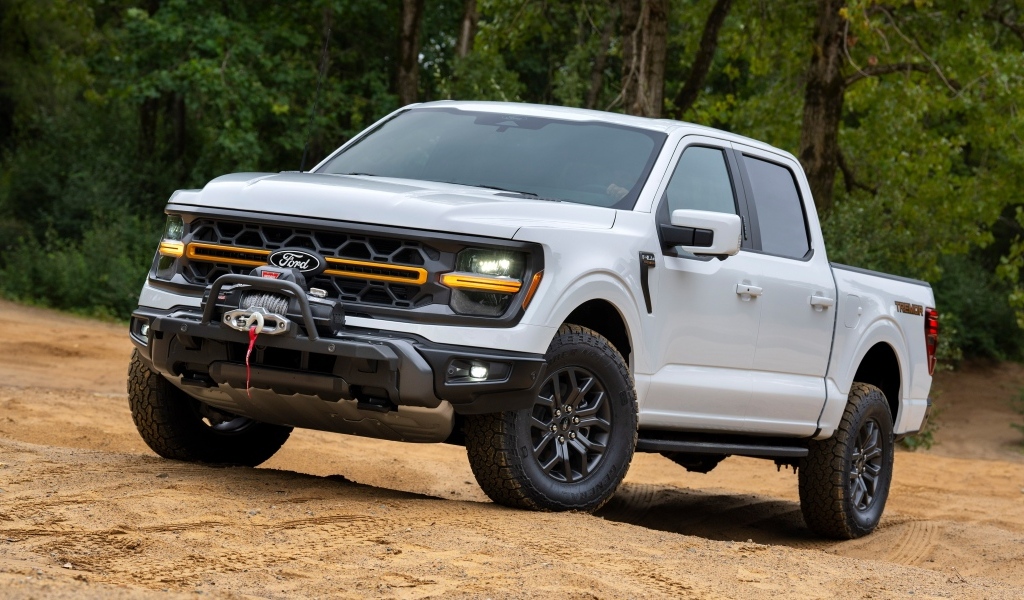 Большой Ford F-150 Tremor  2024 года стоит на песке