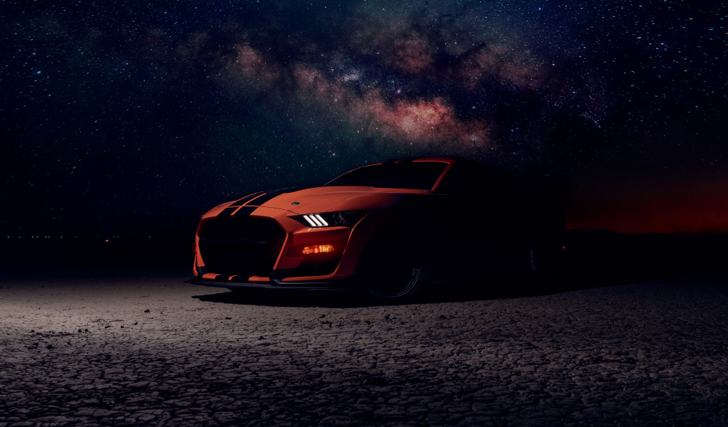 Красивый автомобиль Ford Shelby GT500 на фоне ночного неба