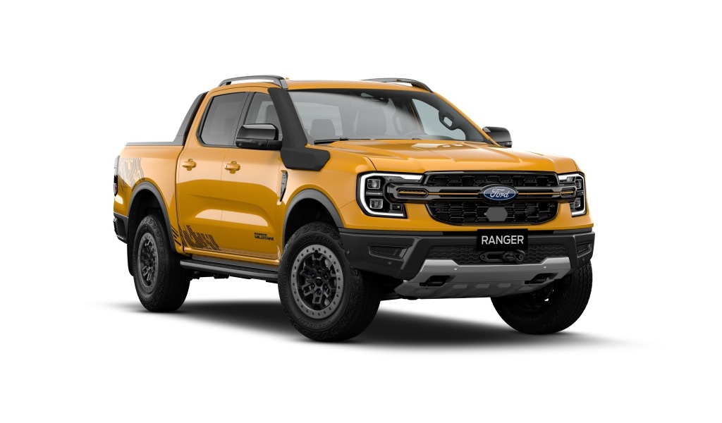 Большой оранжевый пикап Ford Ranger