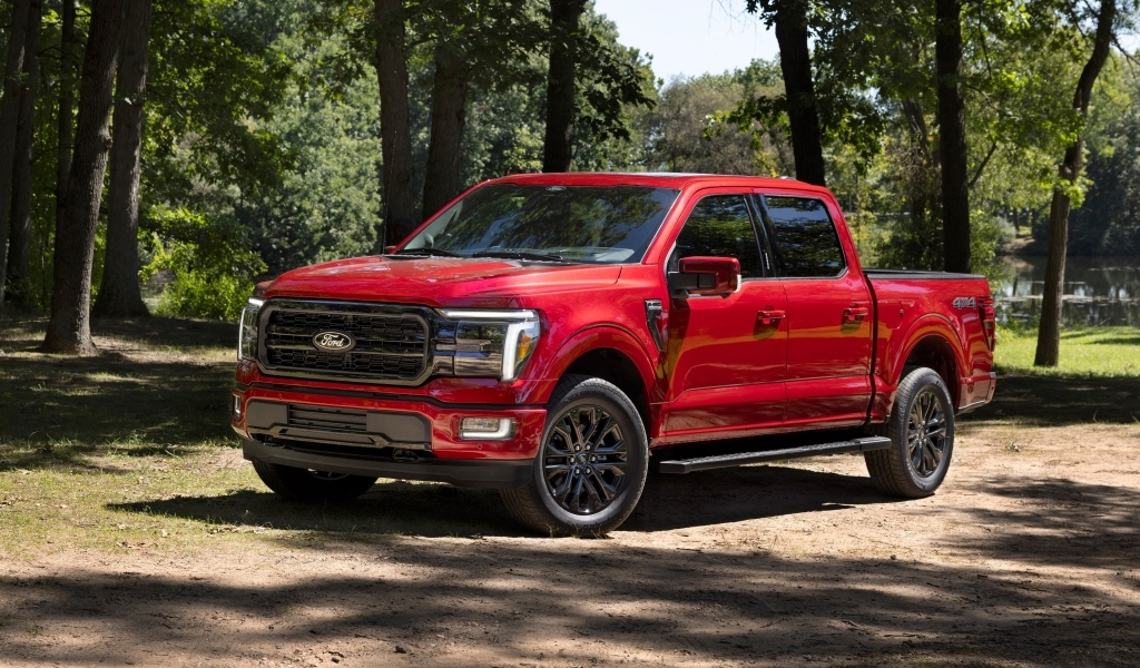 Большой красный Ford F-150 Lariat 2024 года в лесу