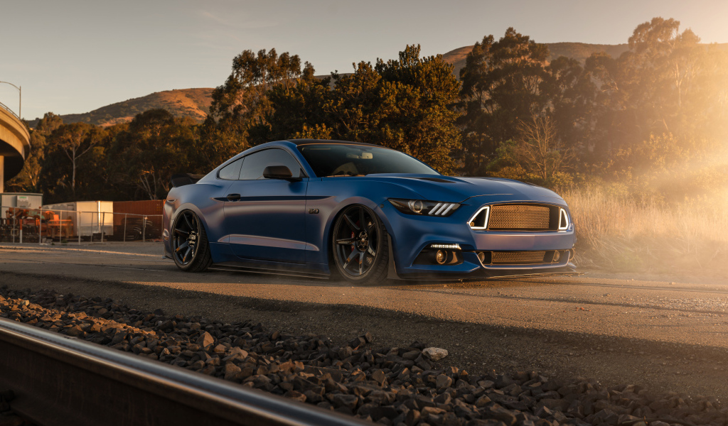 Синий быстрый автомобиль Ford Mustang GT