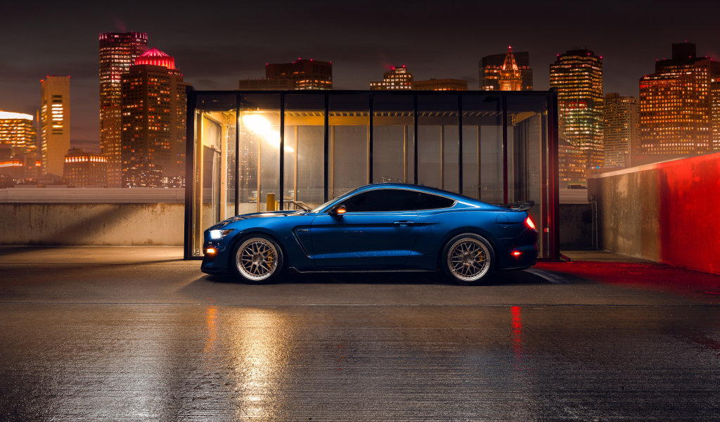 Синий спортивный автомобиль Ford Shelby GT350  на фоне небоскребов