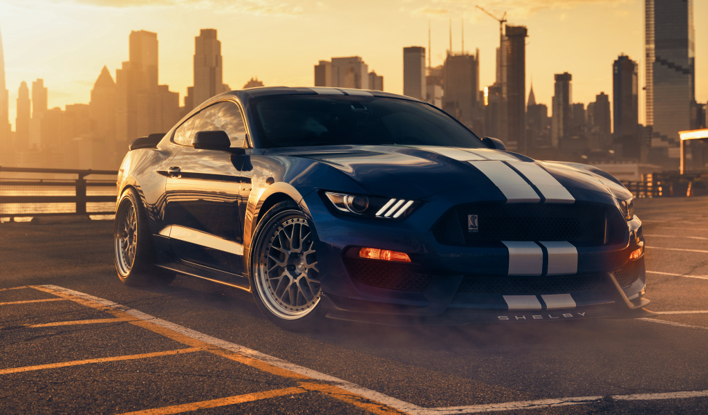 Автомобиль форд мустанг Shelby GT350 на фоне города