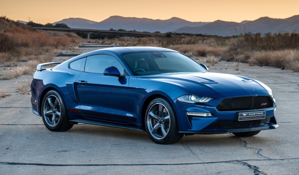Дорогой синий автомобиль Ford Mustang California
