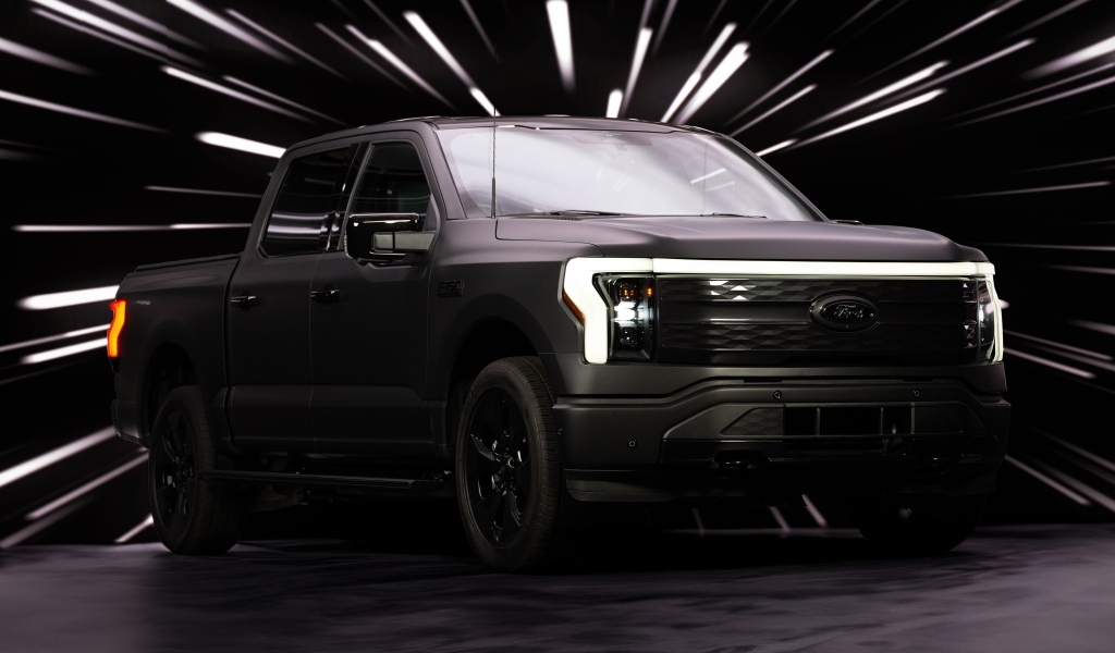 Автомобиль Ford F-150 в ярких лучах