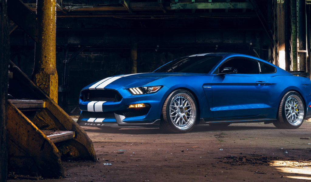 Автомобиль Ford Shelby GT350 в старом здании