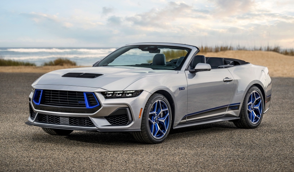 Вид  спереди на автомобиль  Ford Mustang GT California Special 2024 года