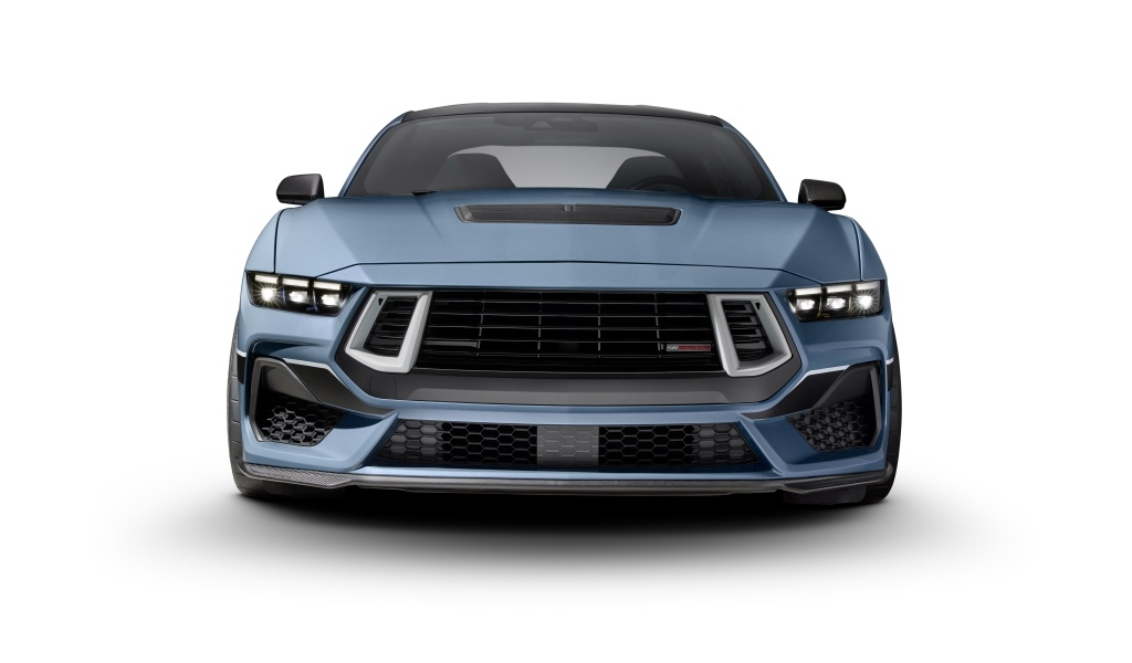 Вид спереди на автомобиль Ford Mustang FP800S