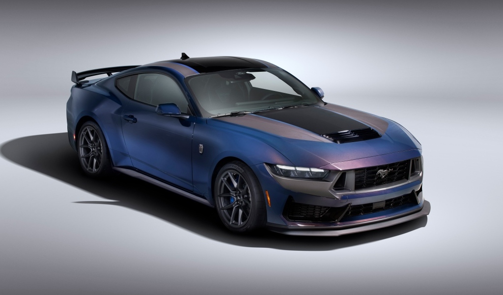 Новый автомобиль Ford Mustang Dark Horse 2024  года на сером фоне
