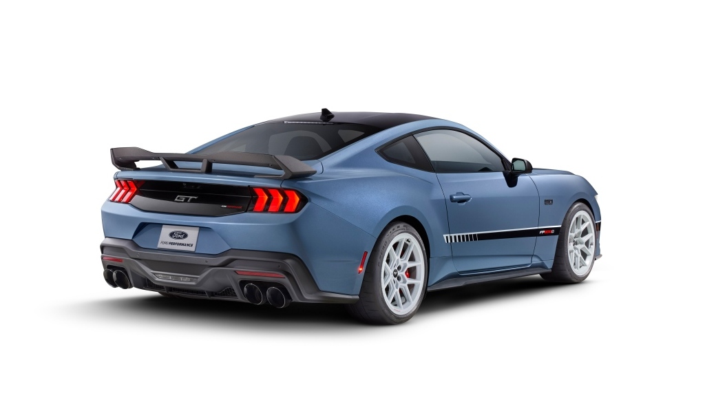 Презентация автомобиля Ford Mustang FP800S сзади