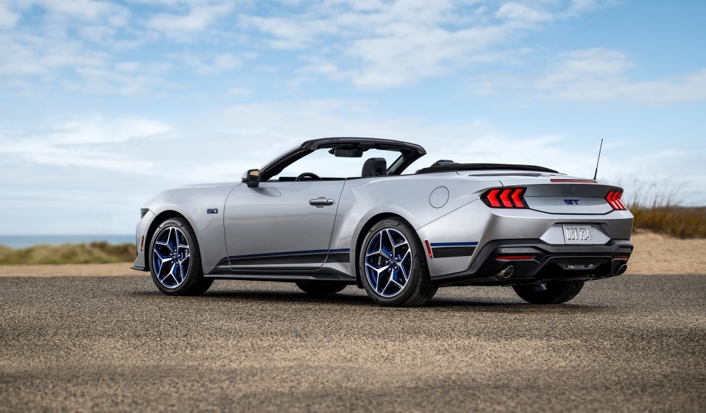 Вид сзади на автомобиль Ford Mustang GT California Special 2024 года