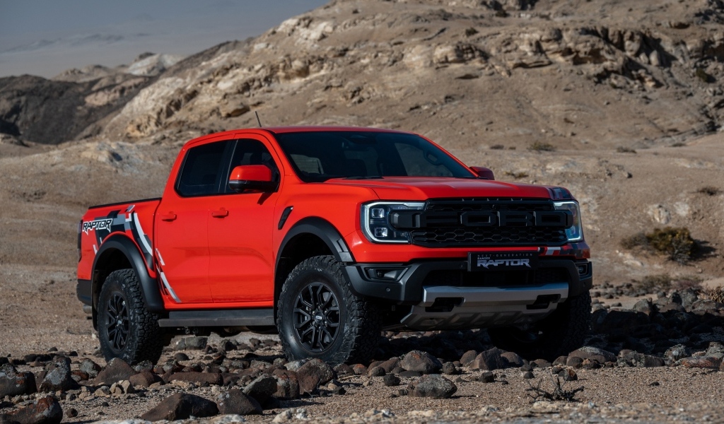 Красный пикап Ford Ranger Raptor 2023 года в горах