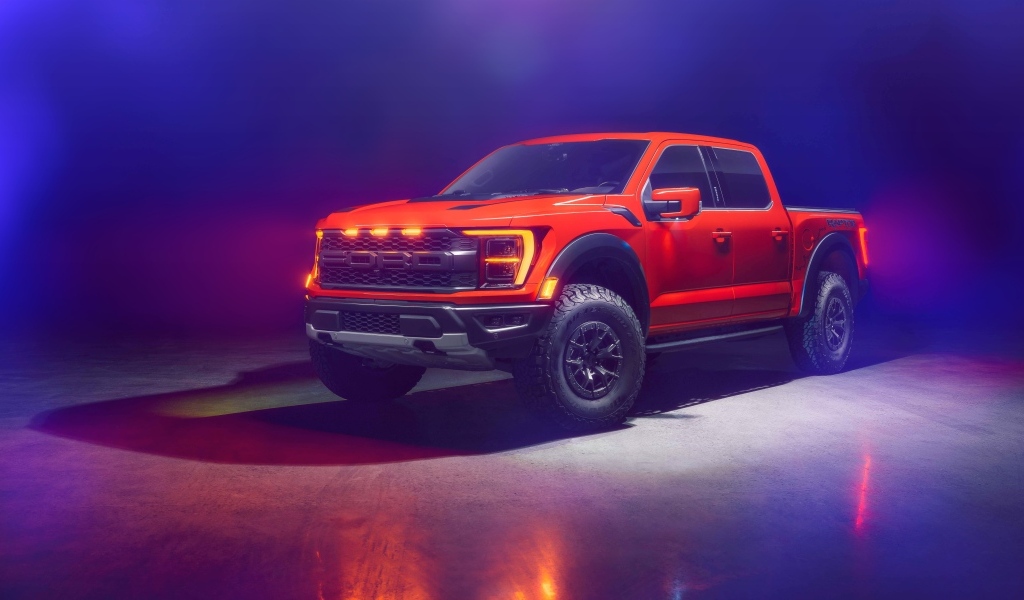 Красный пикап Ford F-150 Raptor