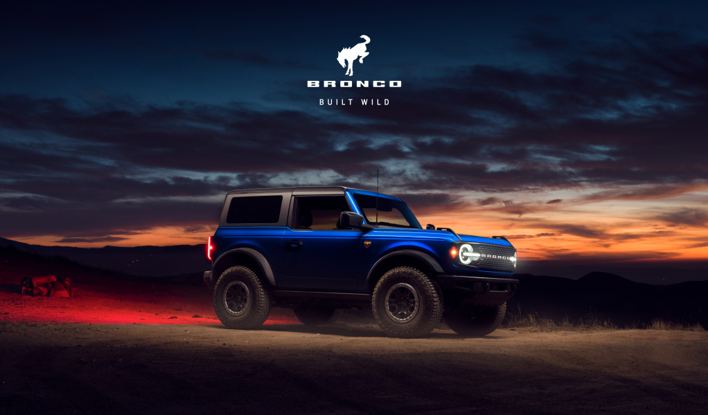 Внедорожник Ford Bronco на фоне красивого неба