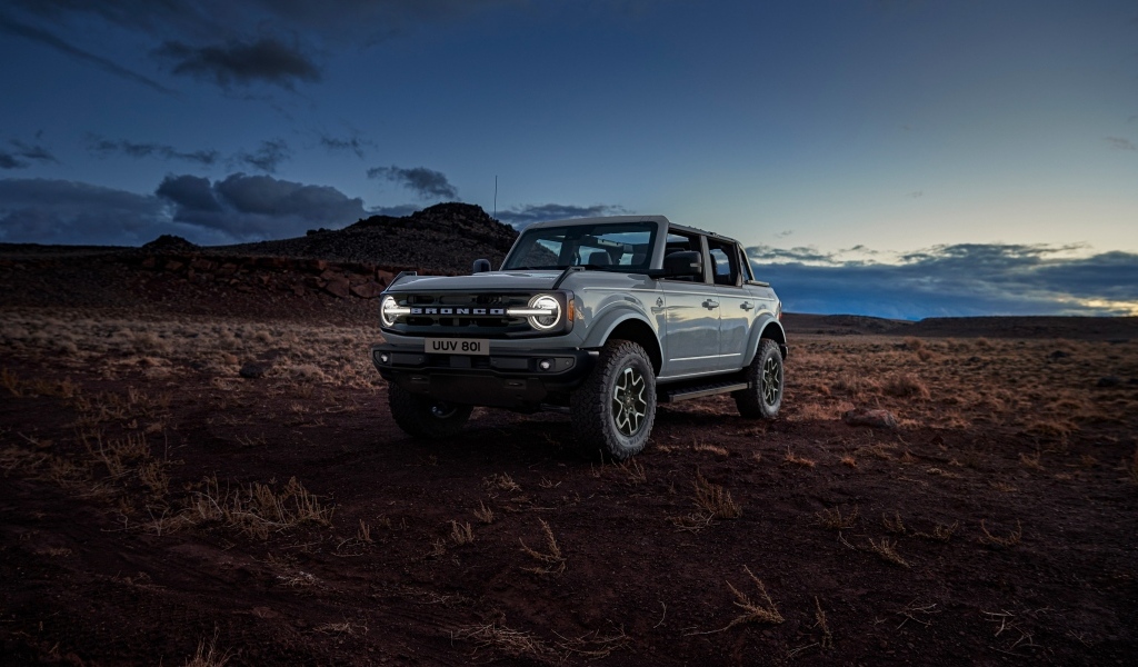 Внедорожник Ford Bronco  на песке