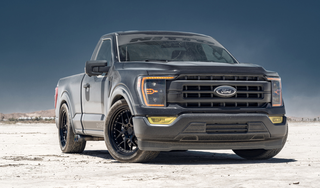 Пикап Ford F150 серебристого цвета
