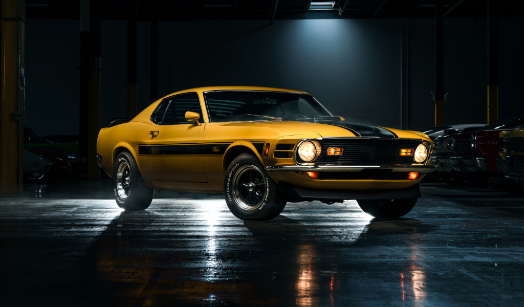 Желтый спортивный автомобиль Ford Mustang Mach 1