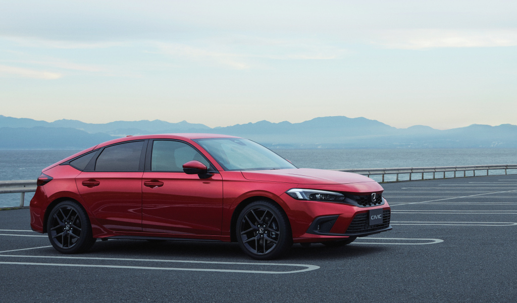 Красный автомобиль Honda Civic Hatchback 2022