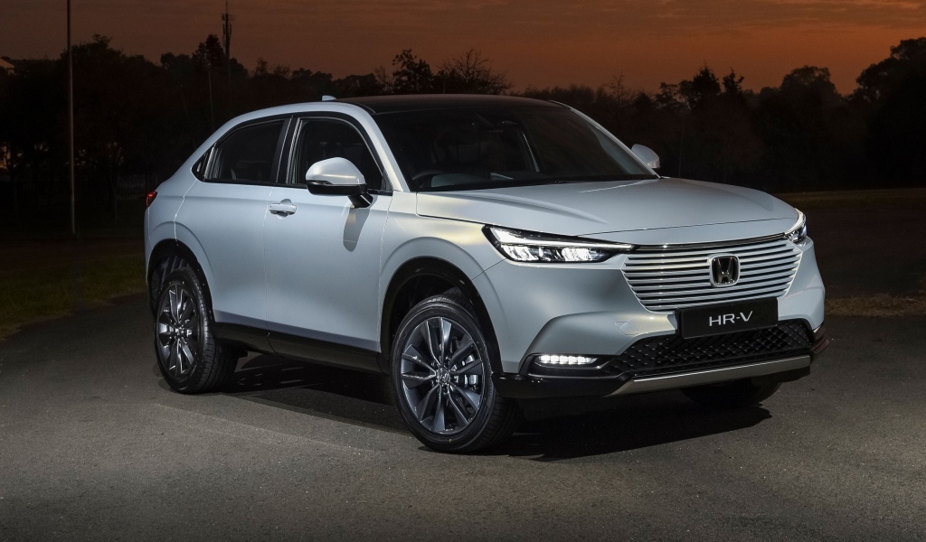 Серебристый Honda HR-V ночью