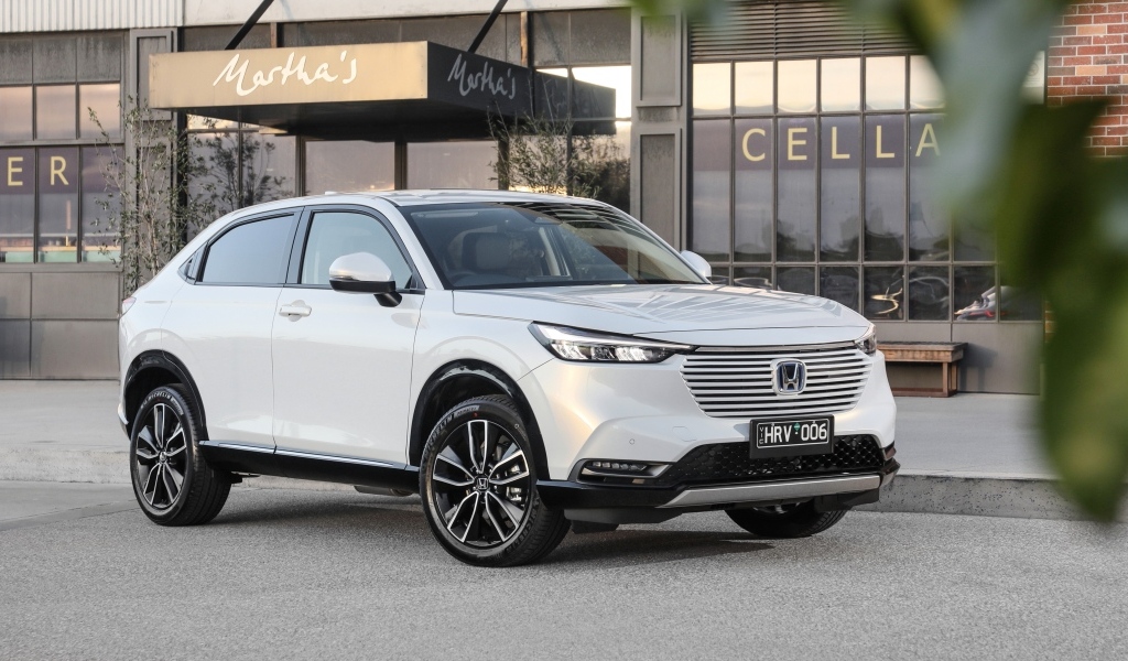 Белый автомобиль Honda HR-V EHEV L