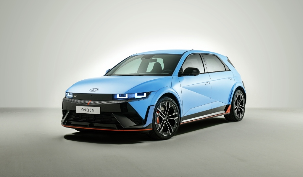 Голубой автомобиль Hyundai IONIQ 5 N