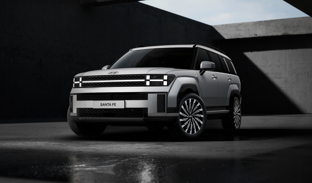 Большой стильный внедорожник Hyundai Santa Fe 2024 года