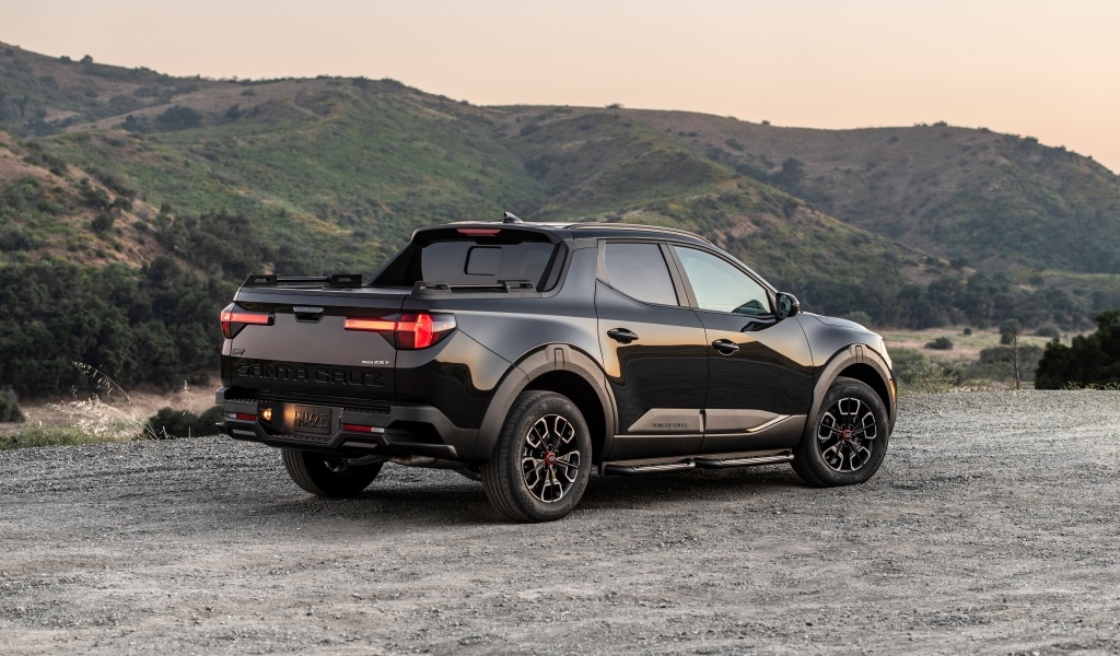 Большой черный пикап Hyundai Santa Cruz XRT 2024 года вид сзади