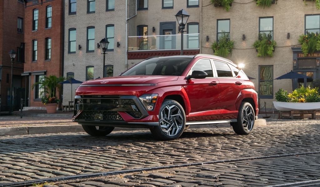 Красный автомобиль Hyundai Kona N Line 2024 года