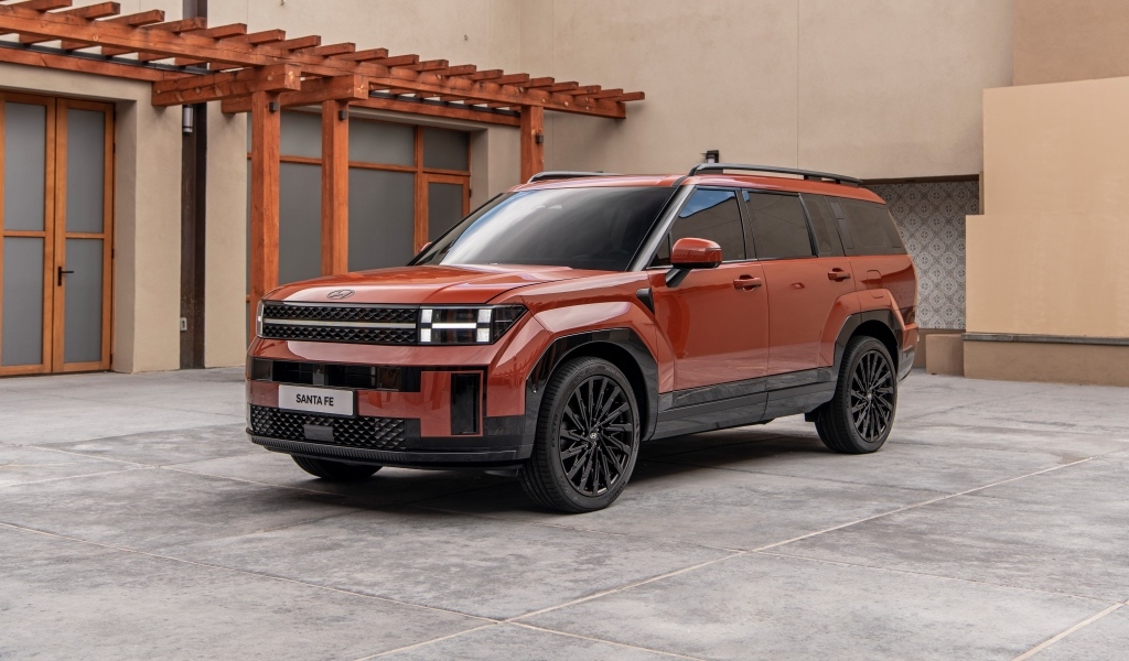 Красный внедорожник Hyundai Santa Fe 2.5T