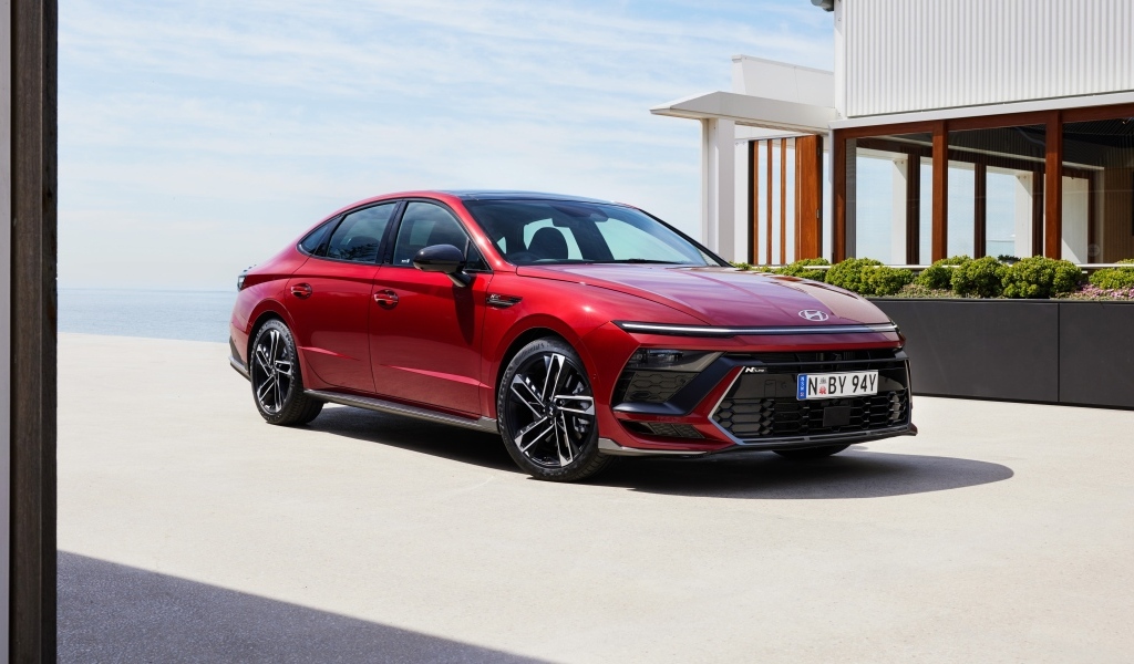 Красный автомобиль Hyundai Sonata N Line