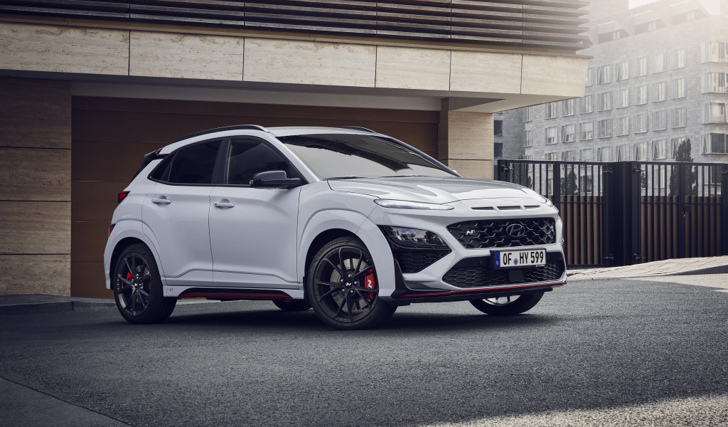 Серебристый Hyundai Kona N у гаража 