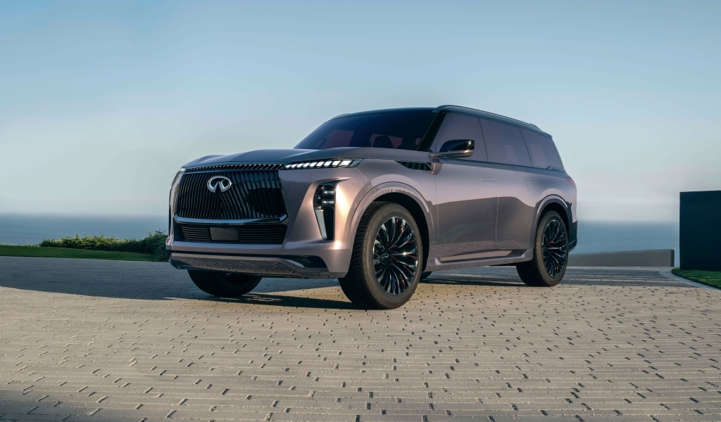 Большой серебристый внедорожник Infiniti QX Monograph