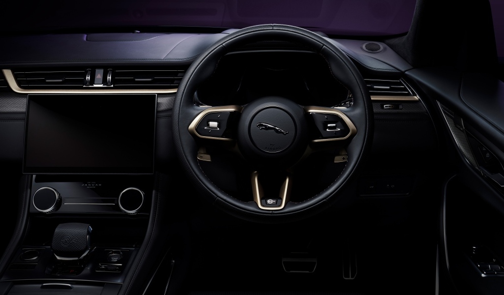 Черный кожаный салон автомобиля Jaguar F-Pace SVR