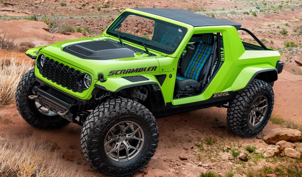 Зеленый автомобиль Jeep Scrambler 392 Concept 2023 года