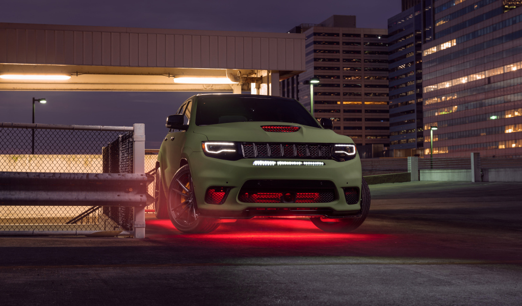 Большой стильный Jeep Trackhawk у здания